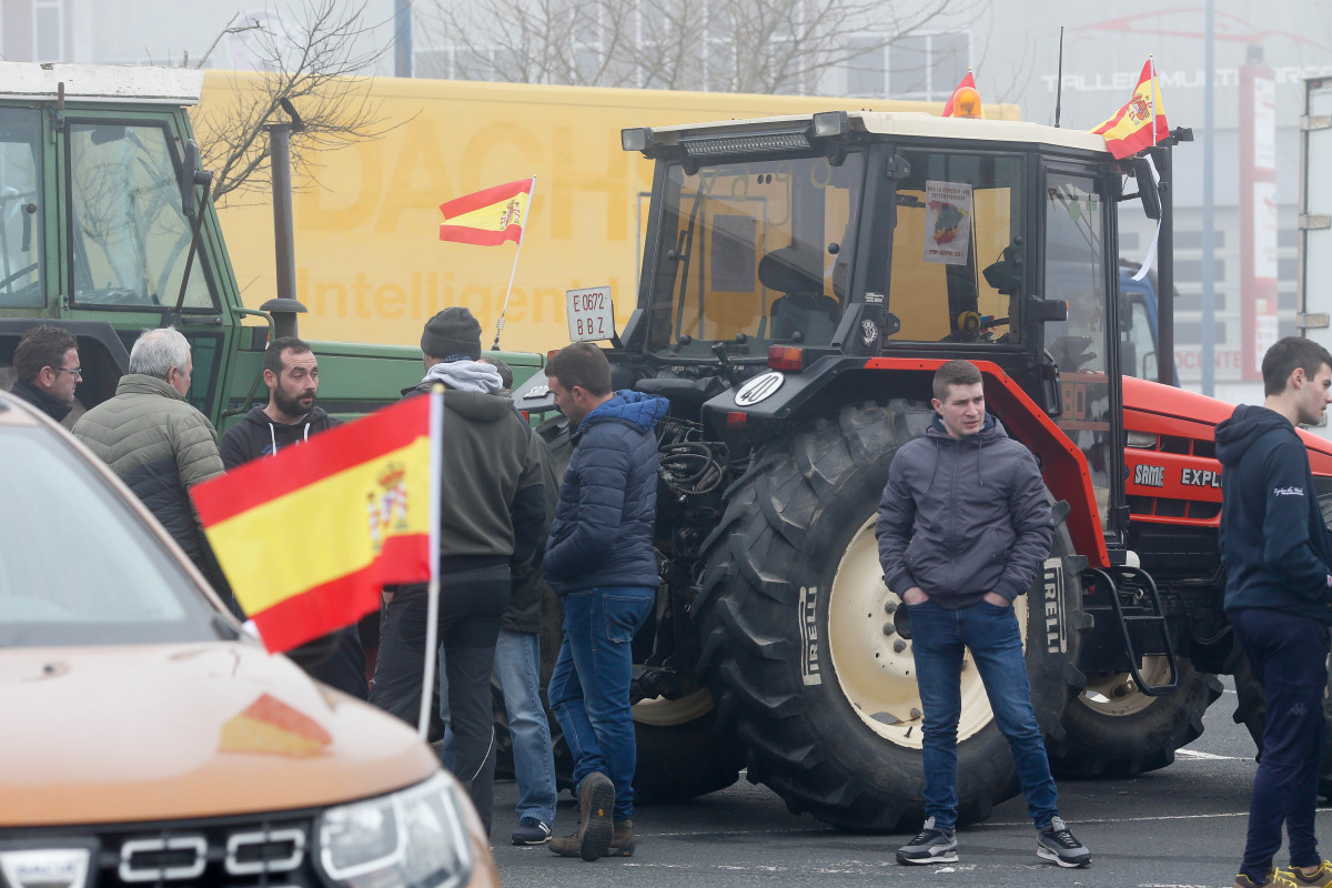 Agricultores y sus tractores durante una concentración en el Polígono Industrial das Gándaras, a 6 de febrero de 2024, en Lugo, Galicia (España). Agricultores y ganaderos de toda España han sacad