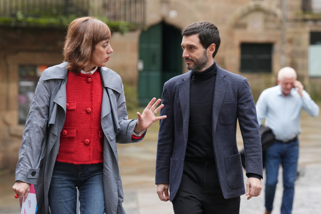 El ministro de Derechos Sociales, Consumo y Agenda 2030, Pablo Bustinduy, apoya a la candidata de Sumar Galicia a la presidencia de la Xunta de Galicia, Marta Lois, durante un encuentro, a 14 de febrero de 2024, en Santiago de Compostela, A Coruña, Galici