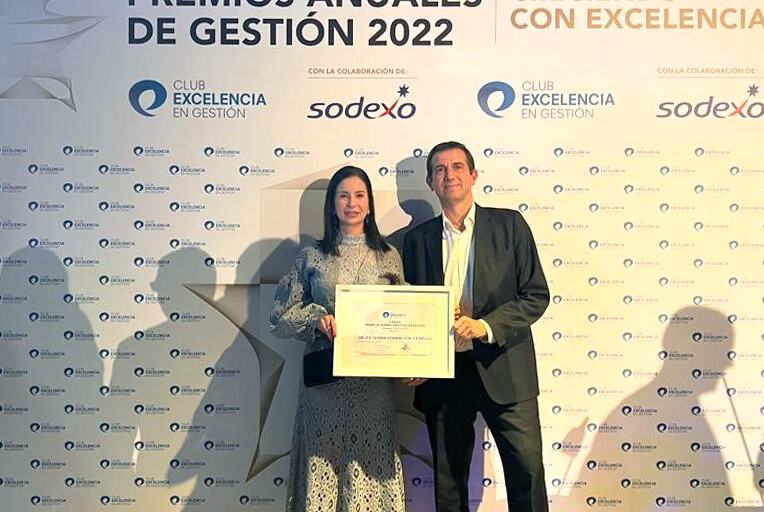 Patricia Garcu00eda y u00c1lvarez Dafonte recogen un premio concedido a Fexma en 2022 en una imagen de su web corporativa