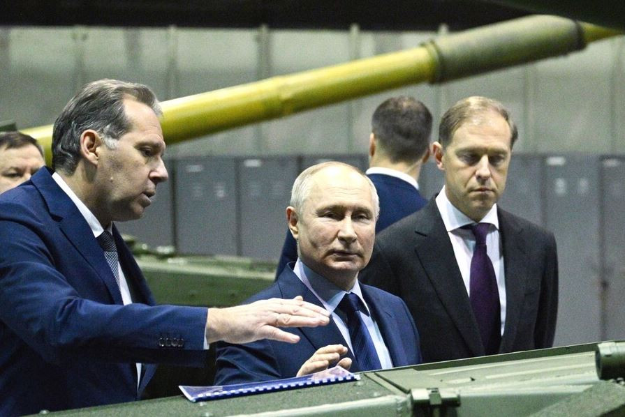 Putin visitando una planta de tanques en una imagen del Kremlin