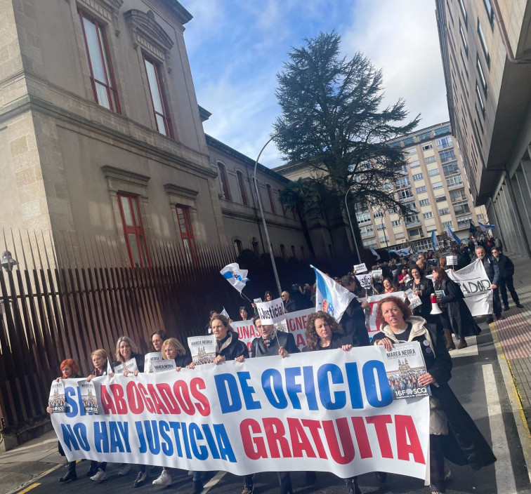 Abogados y procuradores del turno de oficio rodean el Parlamento de Galicia en defensa de 