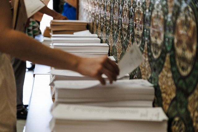 Archivo - Una persona se prepara para ejercer su derecho a voto durante las elecciones generales, en el Colegio de Nuestra Señora del Buen Consejo, a 23 de julio de 2023, en Madrid (España). Los españoles están llamados hoy, 23 de julio de 2023, para eleg