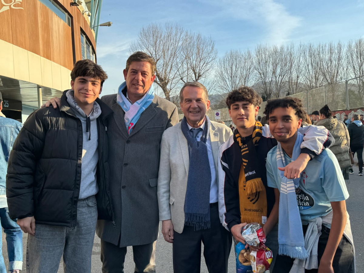 El candidato del PSdeG a la presidencia de la Xunta, José Ramón Gómez Besteiro, en las inmediaciones del Estadio de Balaídos junto al alcalde de Vigo, Abel Caballero.