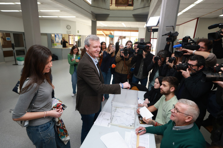 La encuesta de la Voz indica que el PP aguantaría la mayoría absoluta en Galicia con dos diputados de margen