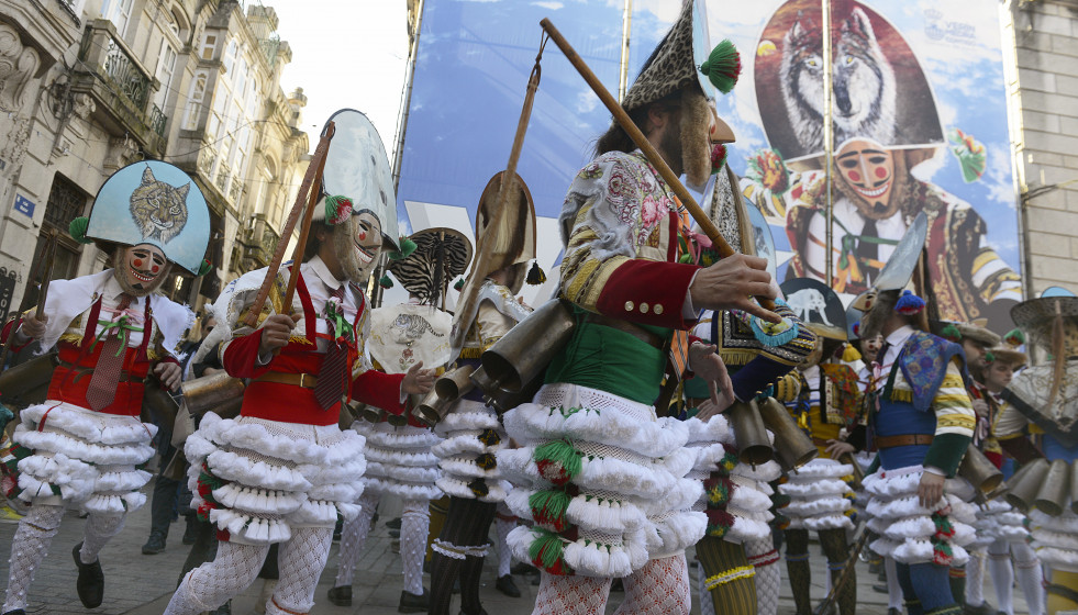 Archivo - ‘Cigarrones’ interactúan con el público durante la celebración del domingo Corredoiro como parte del Entroido, a 12 de febrero de 2023, en Verín, Ourense