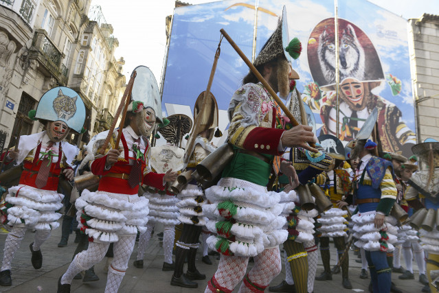 Archivo - ‘Cigarrones’ interactúan con el público durante la celebración del domingo Corredoiro como parte del Entroido, a 12 de febrero de 2023, en Verín, Ourense