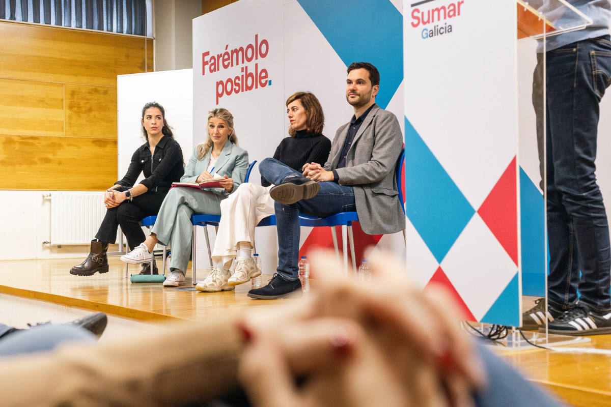 La líder de Sumar, Yolanda Díaz (2i); la candidata a la Presidencia de la Xunta, Marta Lois (2d), y el portavoz de Sumar Galicia, Paulo Carlos López (1d), durante un acto de campaña en la Facultad