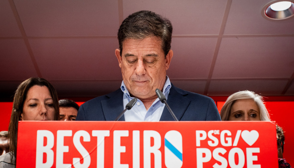 El candidato del PSdeG a la Presidencia de la Xunta, José Ramón Besteiro, comparece durante el seguimiento de la jornada electoral de los comicios autonómicos de Galicia, en la sede del PSdeG, a 18