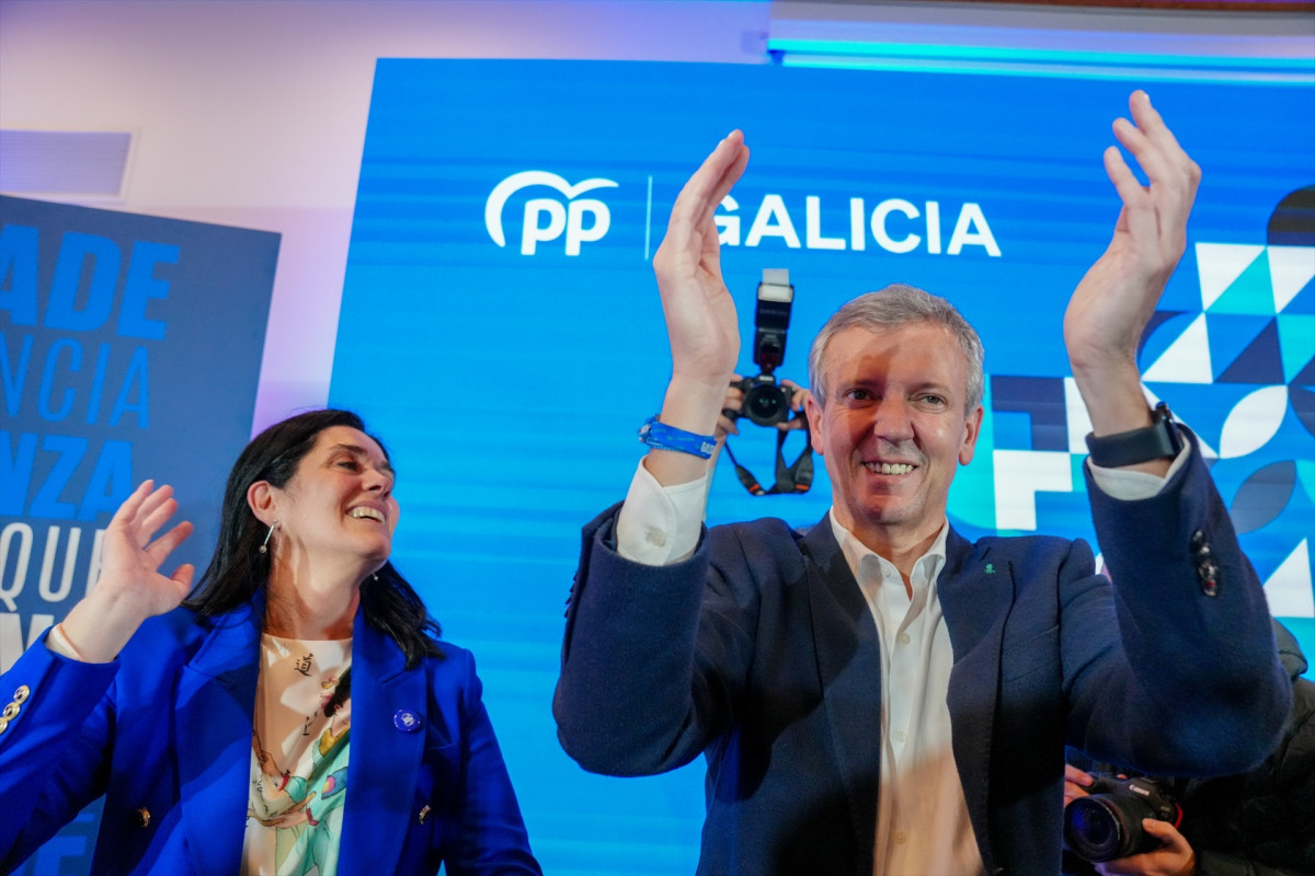 Paula Prado y Alfonso Rueda celebran su victoria el 18F en una foto de Álvaro Ballesteros EP