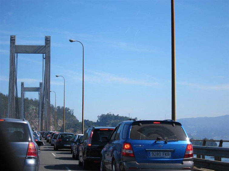 Retenciones en los accesos a Vigo por varios accidentes, uno en el Puente de Rande