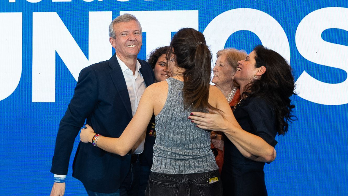 Alfonso Rueda se abraza a su familia en la celebraciu00f3n de su victoria electoral en la sede del PPdeG