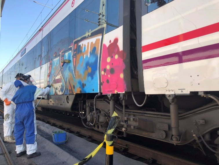 210.000 euros de coste y más de 105 horas de trabajo para limpiar los grafitis de los trenes en Galicia