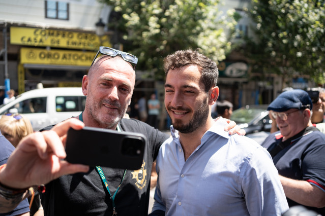 Archivo - El líder de Desokupa, Dani Esteve (i), y el socio fundador de Dp Abogados S.L, Xaime Da Pena (d), se hacen una foto el día en el que la plataforma Desokupa ha desplegado una lona en Atocha contra el presidente del Gobierno, a 3 de julio de 2023,