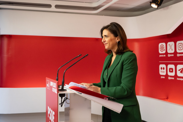 La portavoz del PSOE, Esther Peña, comparece ante los medios en la sede del partido en la calle Ferraz al día siguiente de las elecciones gallegas.