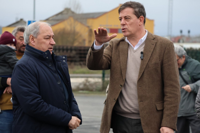 El secretario xeral del PSdeG en la provincia de Lugo, José Tomé, junto al candidato socialista a la presidencia de la Xunta, José Ramón Gómez Besteiro.