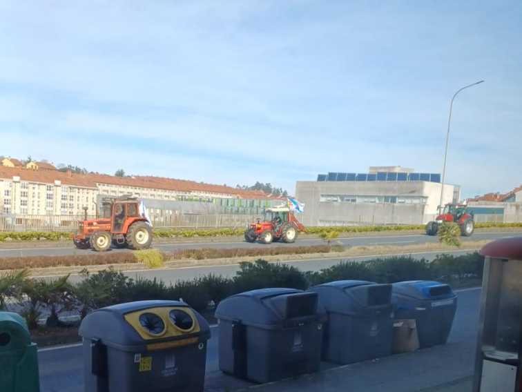 Comienza la tractorada con una hilera de vehículos agrícolas dirección a la Xunta de Galicia