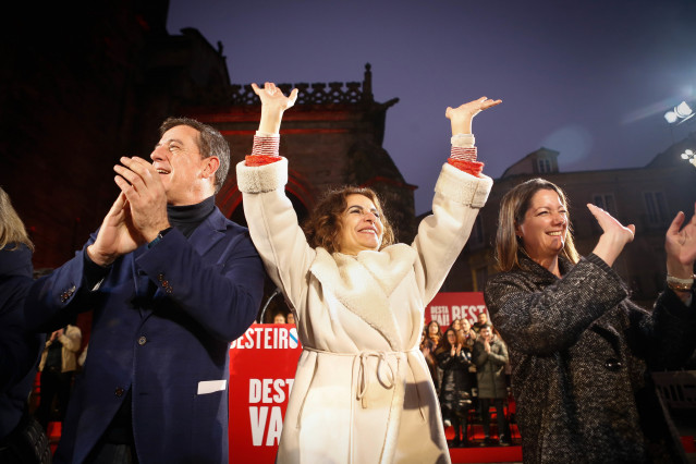 La vicepresidenta primera del Gobierno y ministra de Hacienda, María Jesús Montero (c) y el candidato del Partido de los Socialistas de Galicia (PSdeG) a la Presidencia de la Xunta, José Ramón Gómez Besteiro (i), durante un mitin previo a la pegada de car