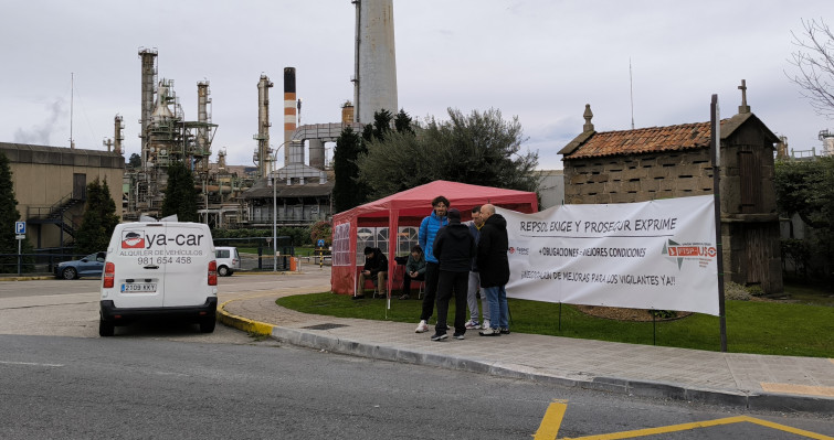 Vigilantes de Prosegur mantienen su acampada ante la refinería de Repsol en defensa de mejoras laborales