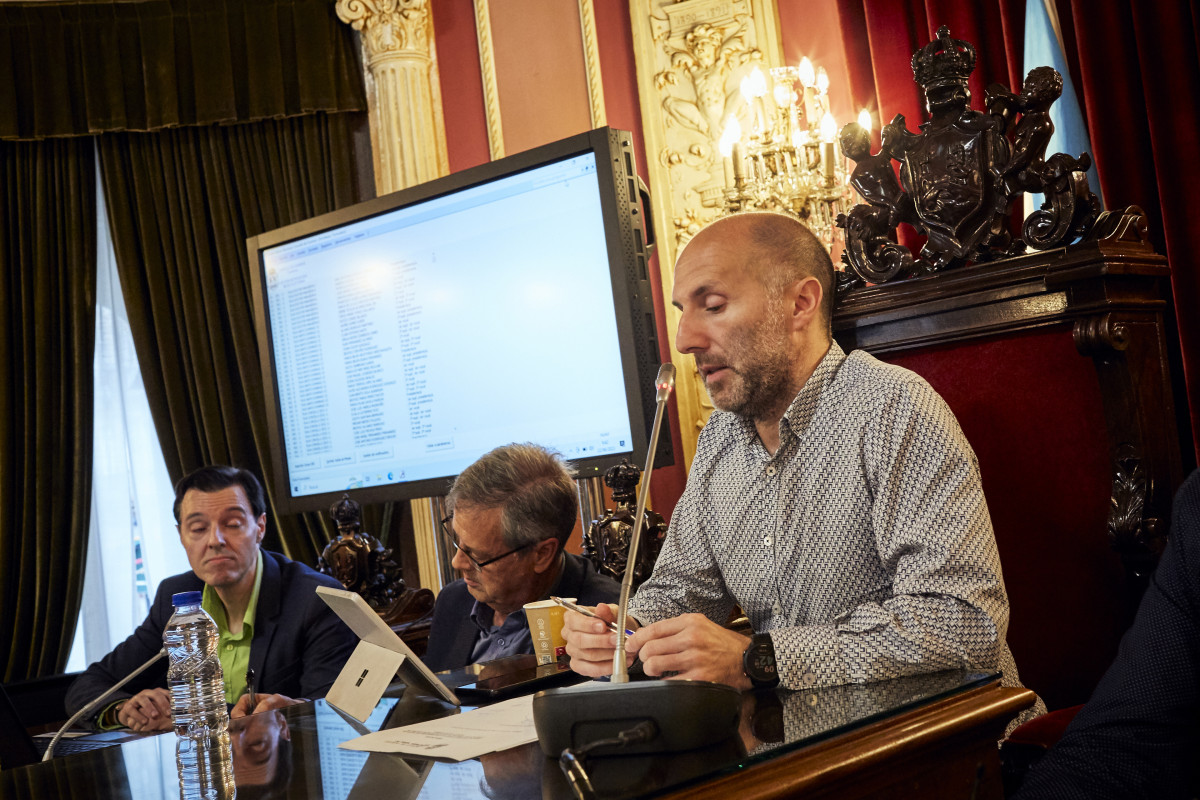 Archivo - El alcalde de Ourense, Gonzalo Pérez Jácome (1d), durante una segunda sesión extraordinaria para realizar el sorteo de las mesas electorales, a 22 de junio de 2023, en Ourense, Galicia (E