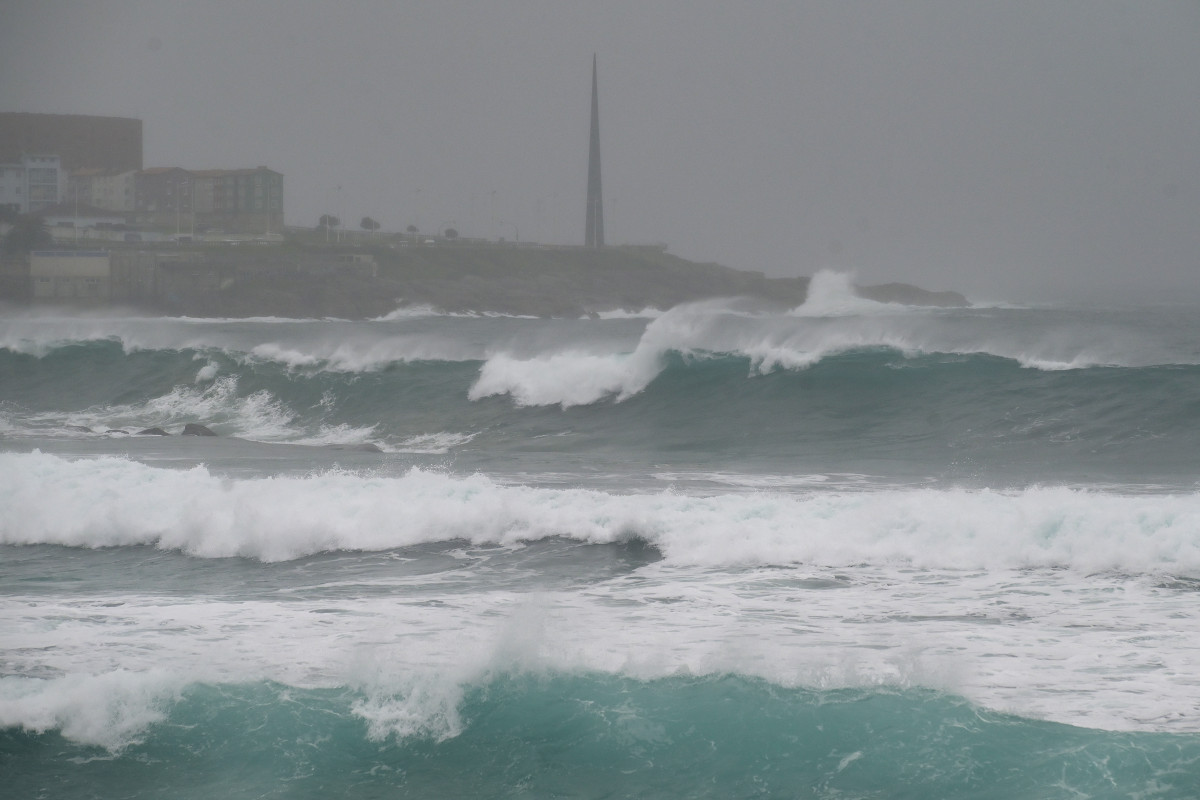 Archivo - Vista del oleaje de la playa de Riazor, a 22 de enero de 2024, A Coruña, Galicia (España). La dirección xeral de Emerxencias de la Xunta ha activado hoy la alerta naranja por temporal cos