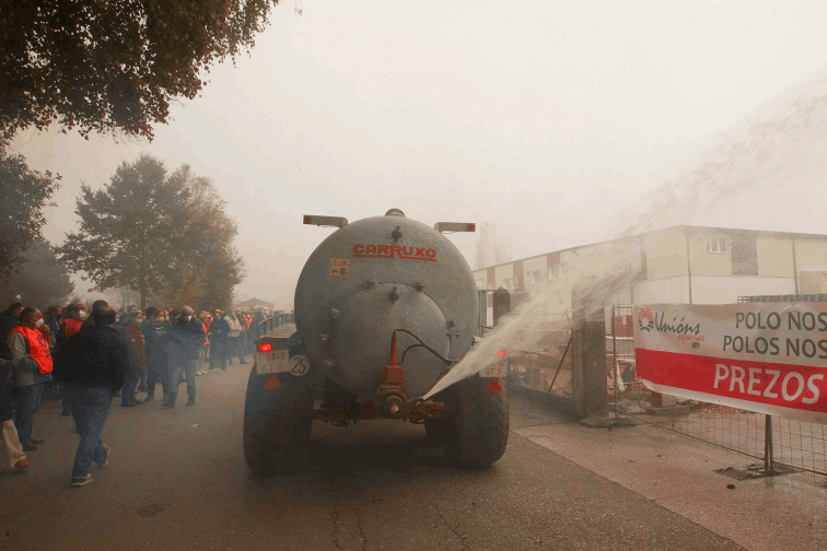 Estas industrias del cartel de la leche birlaron unos 100.000 € por granja, calculan ganaderos tras sentencia