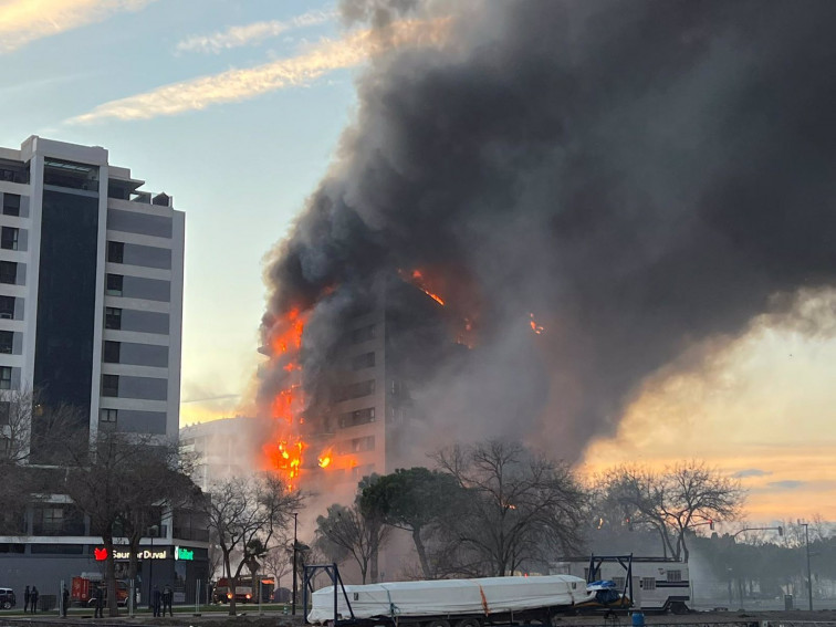 Los bomberos todavía tratan de evitar que se reavive el incendio en el bloque de pisos de Valencia