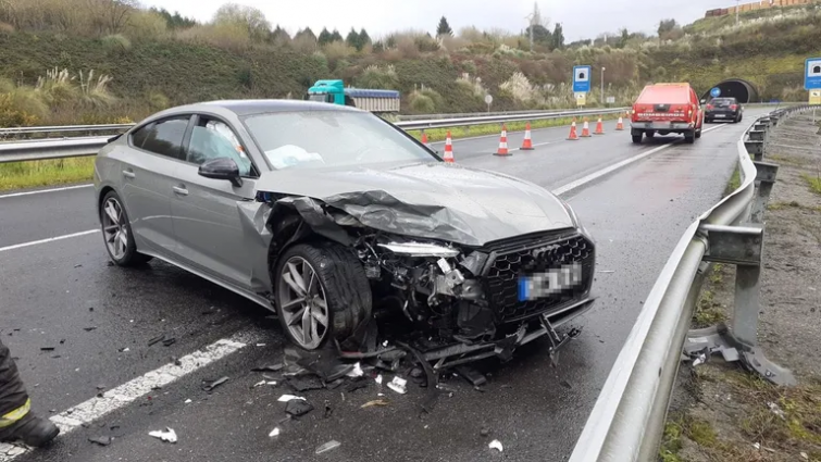 Álvaro Giménez, delantero del Racing, causa baja tras verse implicado en un accidente múltiple en Pontedeume