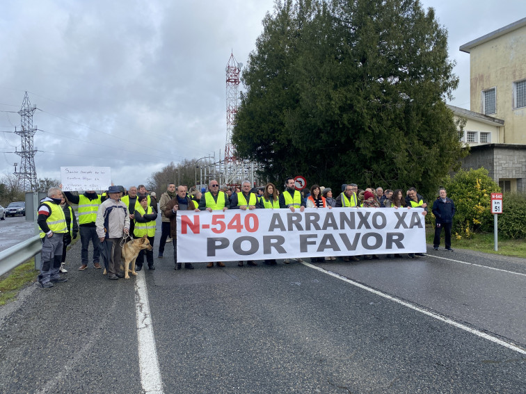 Concentración de miembros del PP reclamando el arreglo 