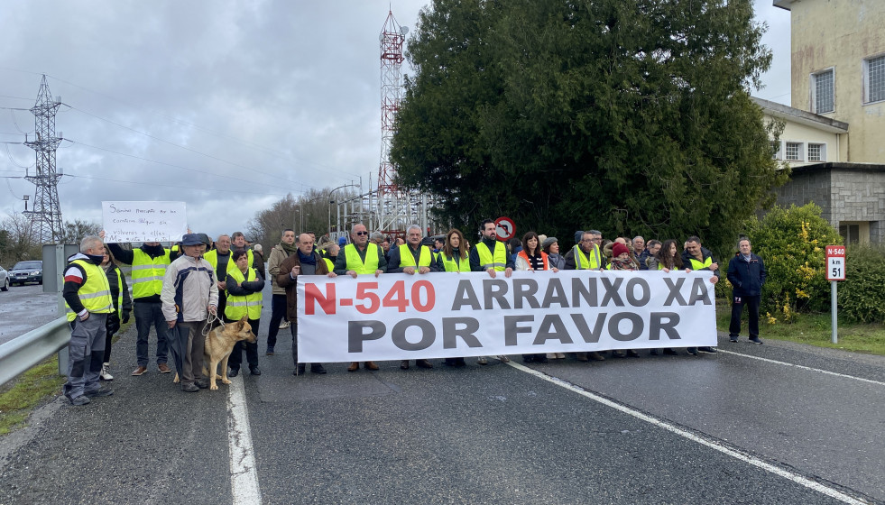 Concentración de diputados y senadores del PP en la N-540 para reclamar su arreglo.