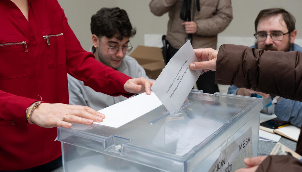 Una persona ejerce su derecho a voto, en el Centro Galego de Arte Contemporáneo (CGAC), a 18 de febrero de 2024, en Santiago de Compostela, A Coruña, Galicia (España). Todos los gallegos han sido l