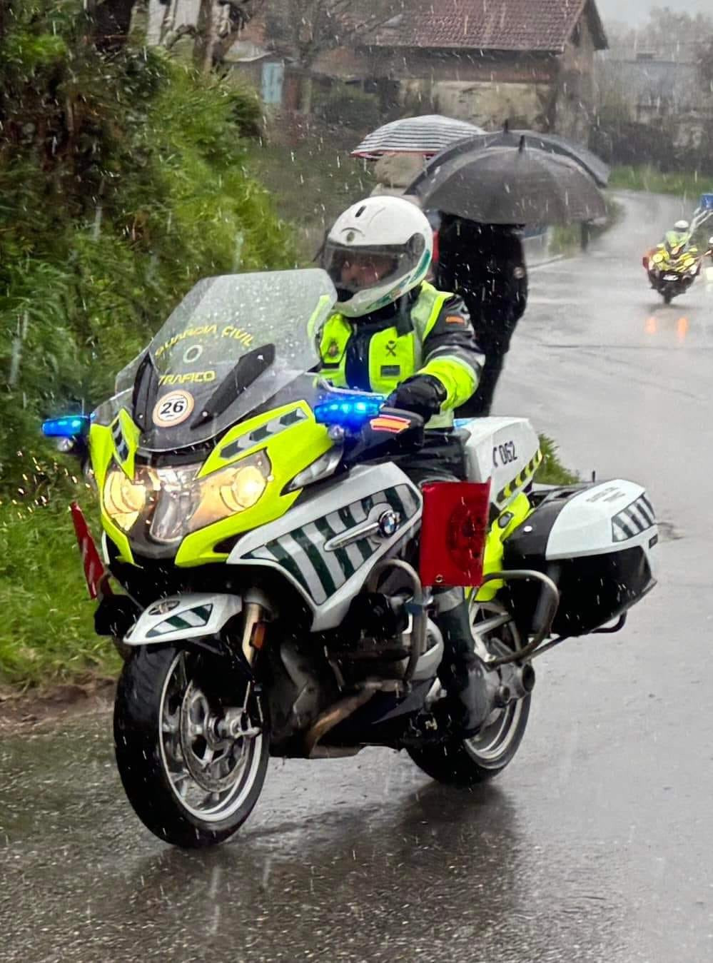 Guardia Civil de Tru00e1fico en la etapa de O Gran Camiu00f1o a su paso por Ponteareas en una foto de la Guardia Civil de A Coruu00f1a