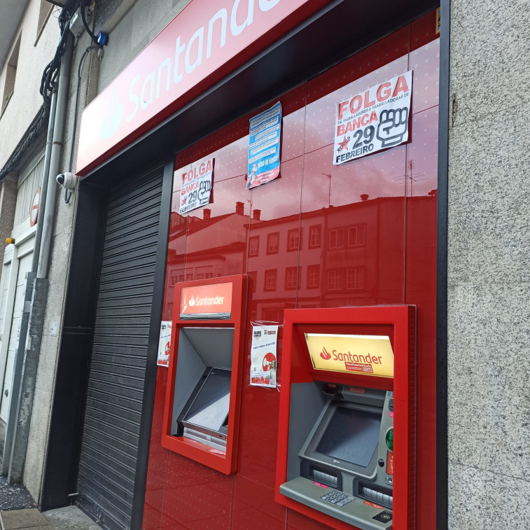 Un robo de película en Camariñas, con pelucas y bigotes falsos, el último de una ola de atracos a bancos gallegos