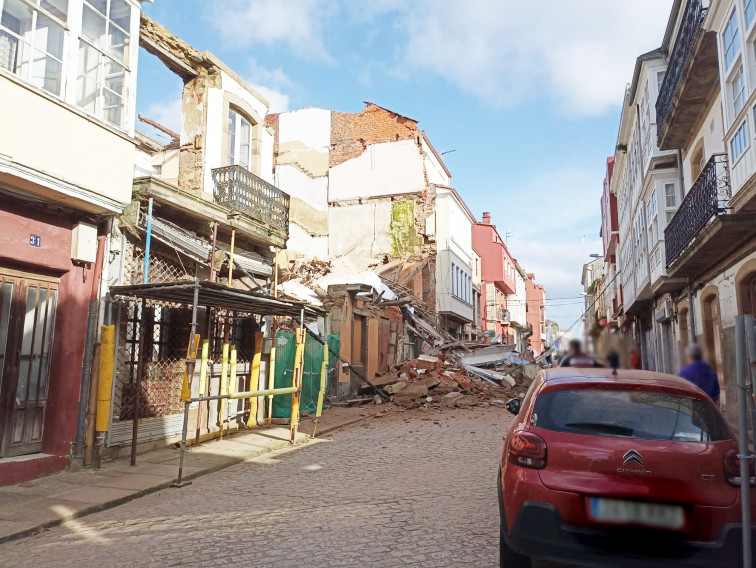 Se derrumba por sorpresa una vivienda y corta toda una calle en el barrio de Esteiro, Ferrol