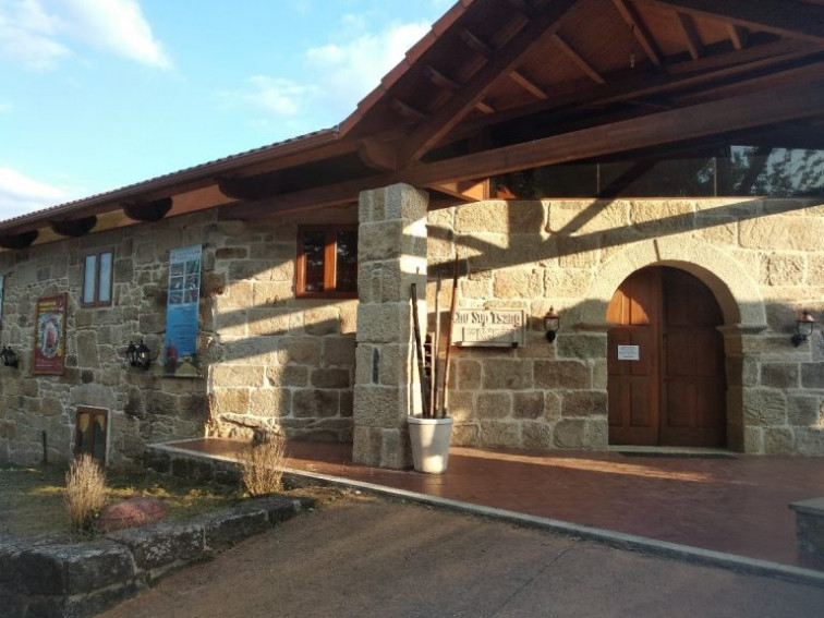 Monasterio  budista de Ventoselo, en San Amaro (Ourense), arde en un incendio