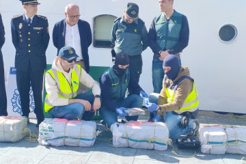 Realización del 'narcotest' por parte de funcionarios de Policía Nacional, Vigilancia Aduanera y Guardia Civil en el Puerto de Vigo, tras la descarga de unos 200 kilos de cocaína interceptados en u