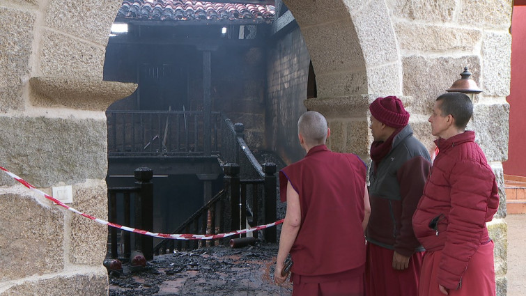 Se reactiva el incendio en el templo budista de San Amaro, arrasado el martes por las llamas