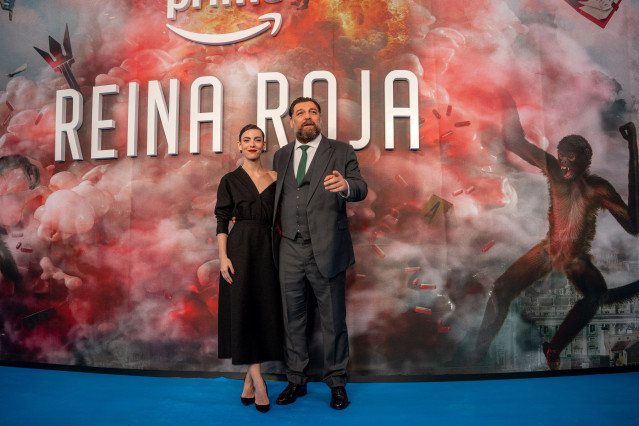 Los actores Vicky Luengo y Hovik Keuchkerian posan durante el photocall/premiere de la serie ‘Reina Roja’, en el Teatro Fernán Gómez, a 26 de febrero de 2024, en Madrid.