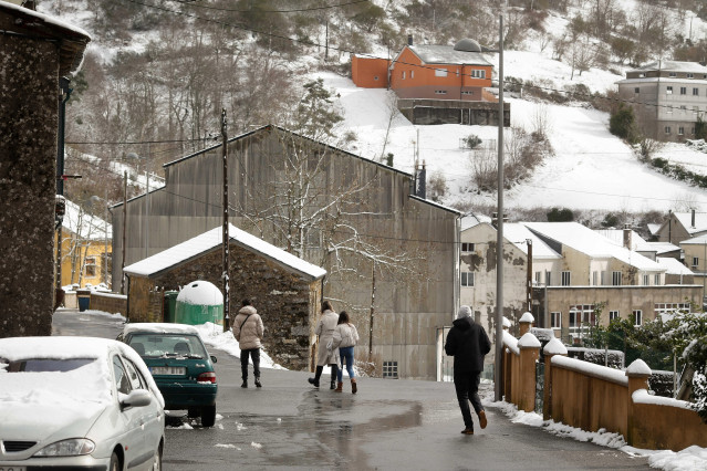 Varias personas caminan por el municipio de Pedrafita do Cebreiro nevado, a 23 de febrero de 2024, en Pedrafita do Cebreiro, Lugo, Galicia (España). Ayer llegó a la península un frente activo procedente de Islandia, que ha hecho que las temperaturas vuelv