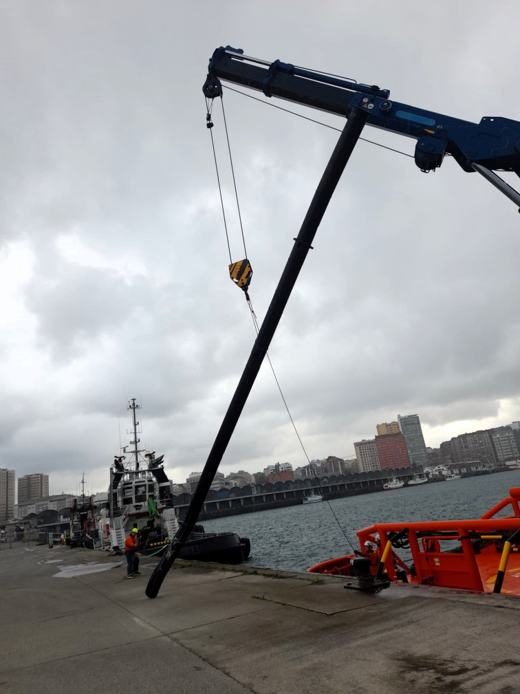 Retiradas dos grandes tuberías peligrosas para la navegación en A Coruña