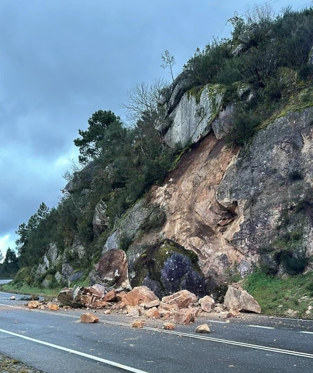 Cortados los carriles sentido Ourense de la OU-540 a su paso por Lobios por desprendimientos