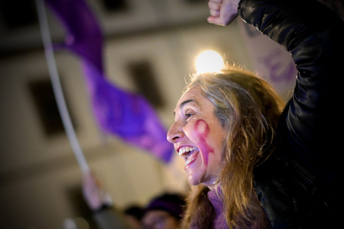 Archivo - Una mujer durante una manifestación convocada por Plataforma Feminista Galega y Marcha Mundial das Mulleres, por el 8M, Día Internacional de la Mujer, a 8 de marzo de marzo de 2023, en A C