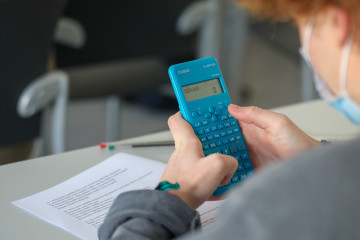 Archivo - Un alumno de la Facultad de Ciencias económicas de la Universidad CEU San Pablo utiliza su calculadora durante un examen, a 10 de enero de 2022, en Madrid, (España). Más de 8 millones de 