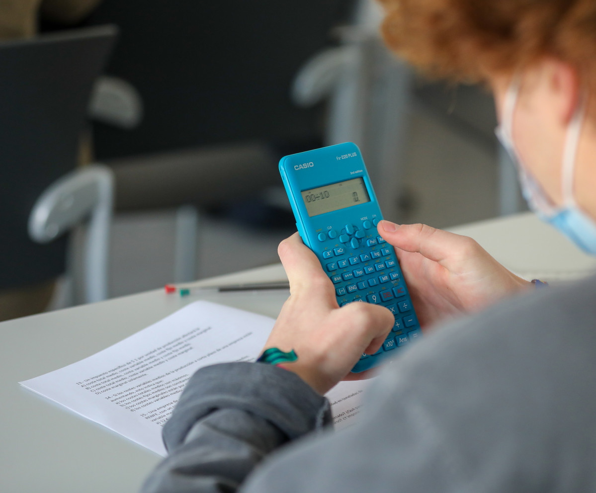 Archivo - Un alumno de la Facultad de Ciencias económicas de la Universidad CEU San Pablo utiliza su calculadora durante un examen, a 10 de enero de 2022, en Madrid, (España). Más de 8 millones de 