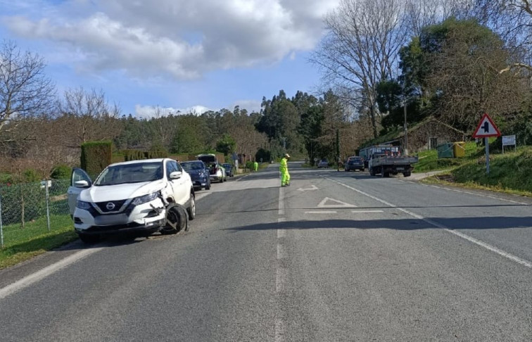 Un choque entre dos coches deja a una peatona herida que fue alcanzada cuando esperaba el bus en Alfoz