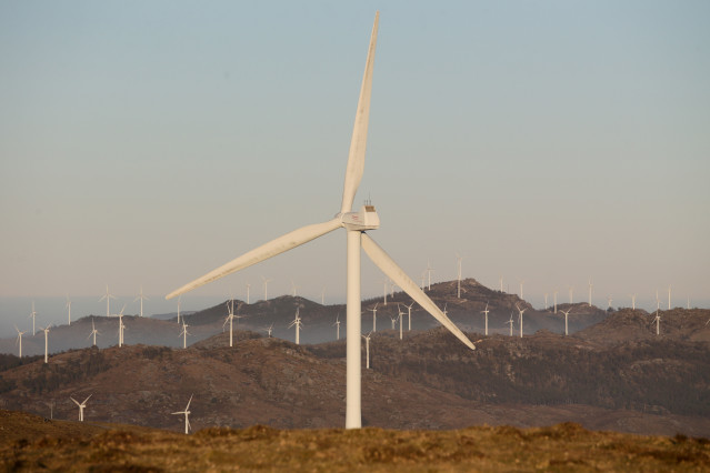 Archivo - Aerogeneradores en el Parque eólico de O Fiouco, de la Serra do Xistral, en la comarca de Terra Cha, a 22 de febrero de 2022, en Abadín, en Lugo, Galicia (España). La nueva ley de eólicos que prepara la Xunta de Galicia genera malestar en multit