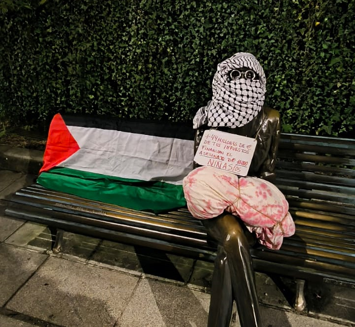 Las Marías o Valle-Inclán amanecen en Santiago atabiadas con la kufiya y la bandera de Palestina