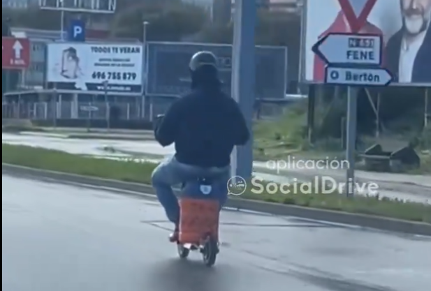 (VÍDEO) En patinete eléctrico por Narón y sentado sobre una bombona de butano