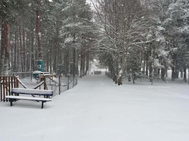 La nieve en Manzaneda, donde el mercurió bajó a -4,1ºC, promete un fin de semana de esquí en Ourense