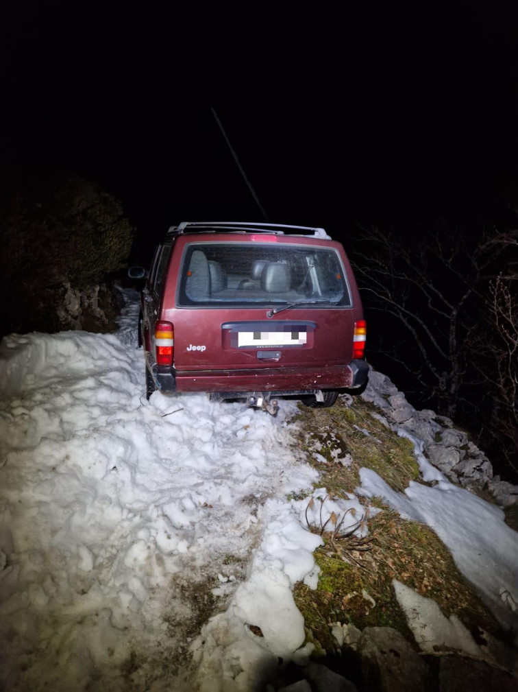 Rescatado un matrimonio de Vigo atrapado por la nieve en una pista forestal de Cantabria