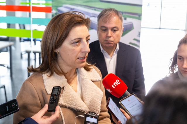 La vicepresidenta segunda y conselleira de Medio Ambiente, Territorio e Vivenda en funciones, Ángeles Vázquez, atiende a los medios de comunicación antes de reunirse con empresarios de A Sionlla, en Santiago de Compostela.